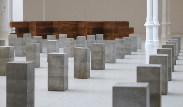 Vista de la exposición "La escultura como lugar" en el Palacio de Velázquez. © Imagen Museo Reina Sofía